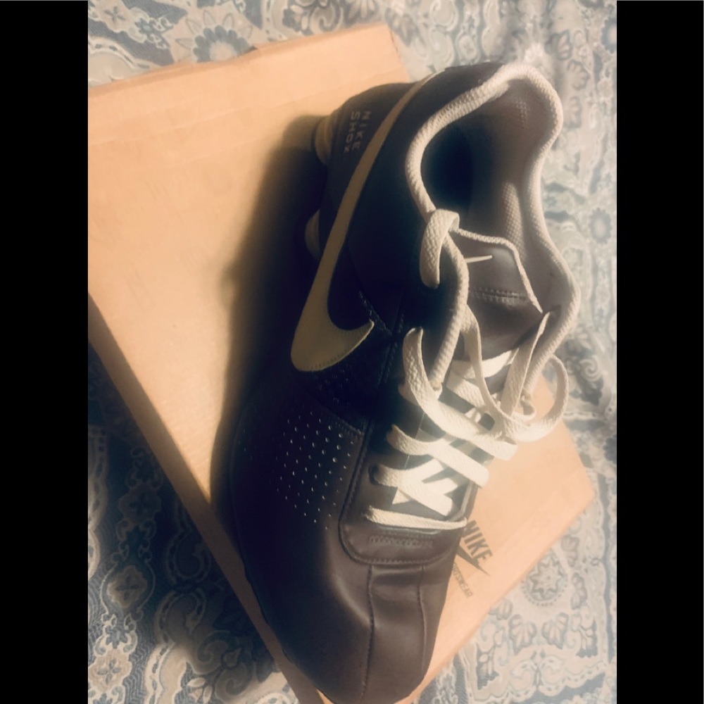 NIKE TENNIS SHOES SIZE 11